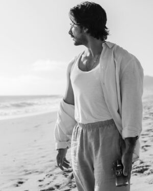 Emiliano Zurita Instagram - Que gusto formar parte de la familia @armanibeauty como nuevo embajador en México 🌊🤍

📸 @davidsuarezph 

#armaniacquadigio 
#armanibeauty #fragrance 
#parfum #publicidad