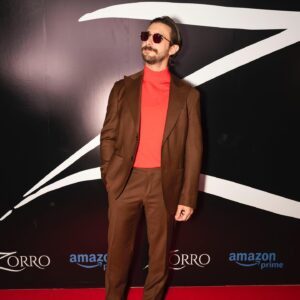 Emiliano Zurita Instagram - Que gran noche ayer en la premier de #ZORRO 💥 viendo un proyecto que llevamos trabajando tanto tiempo con gente que amo más que nada…no se puede pedir más ❤️‍🔥
.
.
Fotos y styling: @fernan.mx
Reloj: @omega
Look: @driesvannoten @luigibianchi_official @off____white
Lentes: @jacquesmariemage