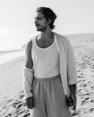Emiliano Zurita Instagram - Que gusto formar parte de la familia @armanibeauty como nuevo embajador en México 🌊🤍

📸 @davidsuarezph 

#armaniacquadigio 
#armanibeauty #fragrance 
#parfum #publicidad