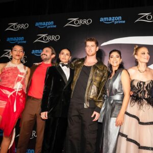Emiliano Zurita Instagram - Que gran noche ayer en la premier de #ZORRO 💥 viendo un proyecto que llevamos trabajando tanto tiempo con gente que amo más que nada…no se puede pedir más ❤️‍🔥
.
.
Fotos y styling: @fernan.mx
Reloj: @omega
Look: @driesvannoten @luigibianchi_official @off____white
Lentes: @jacquesmariemage