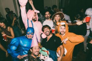 Emiliano Zurita Instagram - Ya a mis 30 años sigo confirmando que no hay mejor cosa en esta vida que poder compartirla con gente que amas. Gracias a todos ustedes por acompañarme, disfrutar, bailar un poquito y hacerme tan tan feliz💃❤️‍🔥👻
.
.
.
📸 @great.mov