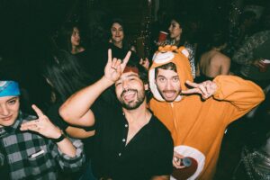 Emiliano Zurita Instagram - Ya a mis 30 años sigo confirmando que no hay mejor cosa en esta vida que poder compartirla con gente que amas. Gracias a todos ustedes por acompañarme, disfrutar, bailar un poquito y hacerme tan tan feliz💃❤️‍🔥👻
.
.
.
📸 @great.mov