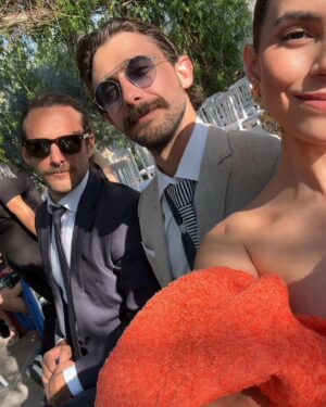 Emiliano Zurita Instagram - Jacarandas, perros, bodas, atardeceres y hombros dislocados 🌅🖤🎆
.
.
Gracias @numusanmiguel por el mejor portero (aunque solo te deje entrar con resqueteo de panza)