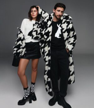 Emiliano Zurita Instagram - Gracias al gran equipo detrás de esta campaña por hacernos los nuevos embajadores de  @benetton_mexico ! 🐰🔲 
la nueva colección FW23 ya está en tiendas, no se la pierdan👀 @_camilavalero 
.
#BenettonSquad #FW23
#EmilianoXBenetton