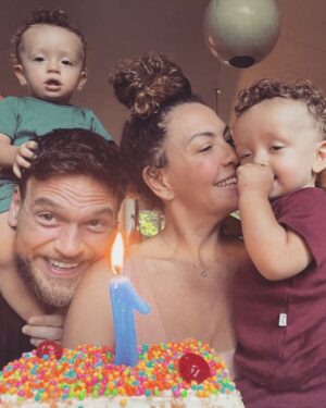 Emílio Dantas Instagram - O mais legal é ver uma amizade nascer do zero. Aliás, do um. Vocês já foram um e a gente viu 🤯!
Vocês são demais juntos e fazem um bem pra nós que não acaba.
Valeu Cegonha, acertou em cheio!
Amo vocês e o que fizeram de mim.
Mil beijos nessas fuças gostosas!
Papai 0.1😎😉 

Ps: Papai deu mole e postou a foto do bolo espelhada…deve dar sorte em alguma tradição