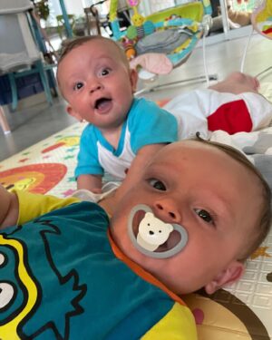 Emílio Dantas Instagram - 7 meses com nossos dinossauros! Tá ficando difícil escolher as fotos. Dessa vez com bolinho dos tios 
@joaovicente27 @emicida @fabioporchat @chico.bosco e da galera do #papodesegundanognt 🙌❤️