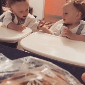 Emílio Dantas Instagram - O mais legal é ver uma amizade nascer do zero. Aliás, do um. Vocês já foram um e a gente viu 🤯!
Vocês são demais juntos e fazem um bem pra nós que não acaba.
Valeu Cegonha, acertou em cheio!
Amo vocês e o que fizeram de mim.
Mil beijos nessas fuças gostosas!
Papai 0.1😎😉 

Ps: Papai deu mole e postou a foto do bolo espelhada…deve dar sorte em alguma tradição
