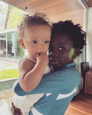 Emílio Dantas Instagram - O mais legal é ver uma amizade nascer do zero. Aliás, do um. Vocês já foram um e a gente viu 🤯!
Vocês são demais juntos e fazem um bem pra nós que não acaba.
Valeu Cegonha, acertou em cheio!
Amo vocês e o que fizeram de mim.
Mil beijos nessas fuças gostosas!
Papai 0.1😎😉 

Ps: Papai deu mole e postou a foto do bolo espelhada…deve dar sorte em alguma tradição