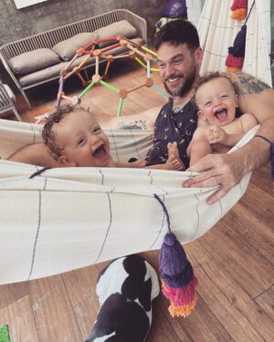 Emílio Dantas Instagram - O mais legal é ver uma amizade nascer do zero. Aliás, do um. Vocês já foram um e a gente viu 🤯!
Vocês são demais juntos e fazem um bem pra nós que não acaba.
Valeu Cegonha, acertou em cheio!
Amo vocês e o que fizeram de mim.
Mil beijos nessas fuças gostosas!
Papai 0.1😎😉 

Ps: Papai deu mole e postou a foto do bolo espelhada…deve dar sorte em alguma tradição