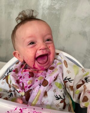Emílio Dantas Instagram - 7 meses com nossos dinossauros! Tá ficando difícil escolher as fotos. Dessa vez com bolinho dos tios 
@joaovicente27 @emicida @fabioporchat @chico.bosco e da galera do #papodesegundanognt 🙌❤️