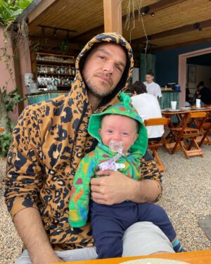 Emílio Dantas Instagram - 7 meses com nossos dinossauros! Tá ficando difícil escolher as fotos. Dessa vez com bolinho dos tios 
@joaovicente27 @emicida @fabioporchat @chico.bosco e da galera do #papodesegundanognt 🙌❤️