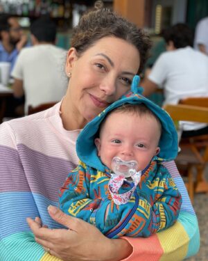 Emílio Dantas Instagram - 7 meses com nossos dinossauros! Tá ficando difícil escolher as fotos. Dessa vez com bolinho dos tios 
@joaovicente27 @emicida @fabioporchat @chico.bosco e da galera do #papodesegundanognt 🙌❤️