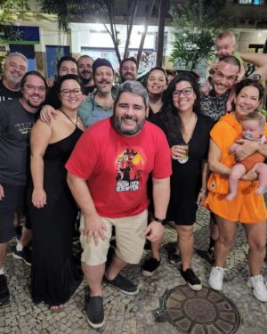 Emílio Dantas Instagram - 7 meses com nossos dinossauros! Tá ficando difícil escolher as fotos. Dessa vez com bolinho dos tios 
@joaovicente27 @emicida @fabioporchat @chico.bosco e da galera do #papodesegundanognt 🙌❤️