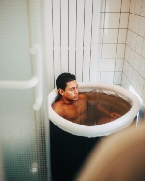 Emilio Sakraya Instagram - Die ersten zwei Tage auf Tour sind rum und ich hoffe euch gefällts genau so gut wie meinem Team und mir. Stuttgart gestern Abend war traumhaft, jetzt ist kurz Pause und am Donnerstag sehen wir uns dann in Frankfurt wieder! #blessings