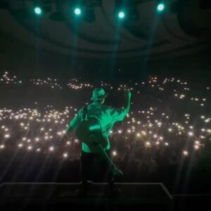 Emilio Sakraya Instagram - Die ersten zwei Tage auf Tour sind rum und ich hoffe euch gefällts genau so gut wie meinem Team und mir. Stuttgart gestern Abend war traumhaft, jetzt ist kurz Pause und am Donnerstag sehen wir uns dann in Frankfurt wieder! #blessings