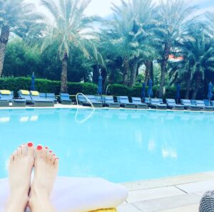 Emily Andras Instagram - Vegas: is 68 degrees
Canadians: by the pool regardless
#clexacon @arialv