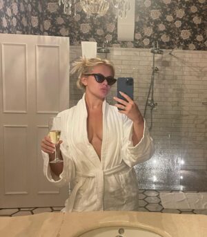 Emily Barker Instagram - September Dump ⚡️🫶🏼❣️

1. In Marbs at the dance retreat ✨ 
2. the best message I’ve received this year (it made me cry 😭) 
3. Little walk and paddle in the peaks 
4. Thinkin I’m crazy cool drinking champers in a castle (might have been slightly tipsy here, unsure about why I put sunglasses on) 
5. The best view and my gorgeous handsome boy 🐶 
6. Insane makeup and hair by @sandragillenmakeup & @siansharkeyhairstylist 
7. Pupperssss 
8. Soaking up the last of the sunshine in Marbs ✨ 
9. Sunset in the peaks 🌅
10. Running in my super cool running vest 😎