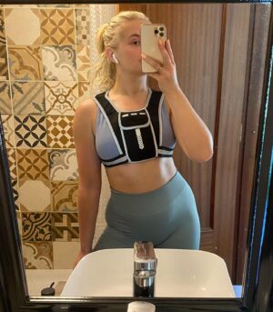 Emily Barker Instagram - September Dump ⚡️🫶🏼❣️

1. In Marbs at the dance retreat ✨ 
2. the best message I’ve received this year (it made me cry 😭) 
3. Little walk and paddle in the peaks 
4. Thinkin I’m crazy cool drinking champers in a castle (might have been slightly tipsy here, unsure about why I put sunglasses on) 
5. The best view and my gorgeous handsome boy 🐶 
6. Insane makeup and hair by @sandragillenmakeup & @siansharkeyhairstylist 
7. Pupperssss 
8. Soaking up the last of the sunshine in Marbs ✨ 
9. Sunset in the peaks 🌅
10. Running in my super cool running vest 😎