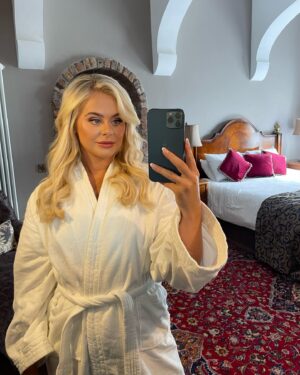 Emily Barker Instagram - Shoot day ✨🫶🏼 feeling so grateful to be shooting my newest project… in a castle 🏰 so excited to reveal it all so soon ⚡️

Thankyou @siansharkeyhairstylist @sandragillenmakeup for the makeover 💖