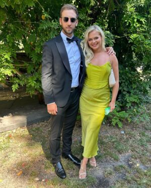 Emily Barker Instagram - Quick trip to NYC 🇺🇸 to celebrate the most stunning wedding with all of our bestest mates ❤️🫶🏼