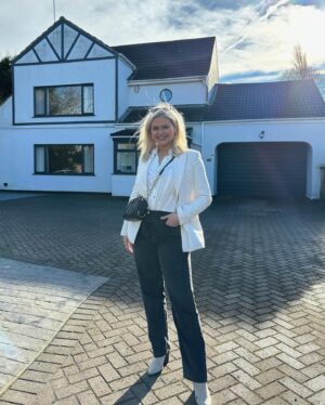 Emily Barker Instagram - First new listing of February 🏡

(It was a little windy) 🌬️ @emily_luxuryproperties
