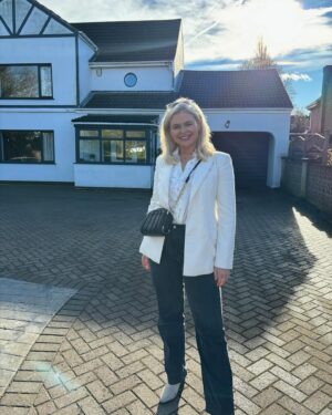 Emily Barker Instagram - First new listing of February 🏡

(It was a little windy) 🌬️ @emily_luxuryproperties