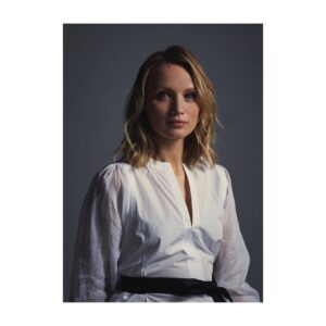 Emily Berrington Instagram - Another shot by sister extraordinaire @laurabaileylondon for @amandawakeley 
#wakeleywomen @zoetaylormakeup @neilmoodie @cathykasterine 💕