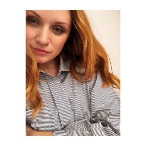 Emily Berrington Instagram - Not ready to take off my @laurabaileylondon #baileyxbudd shirt @buddshirtmakers @cathykasterine 
#sistershirt
@makeupbyrebeccahall 💋