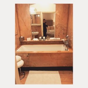 Emily Berrington Instagram - Elizabeth Taylor was in this bath when she got the part of Cleopatra. Just going to hop in and wait for the phone to ring.... ☎️