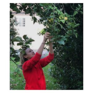 Emily Berrington Instagram - Weekend as a country mouse (please don’t let any spiders touch me)
🐭 🍎 🍏