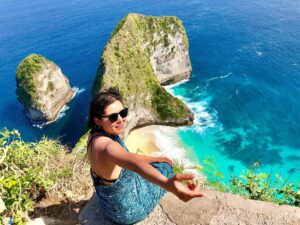 Emily Rios Instagram - C’mere. It’s not that high. #NusaPenidaIsland #Indonesia