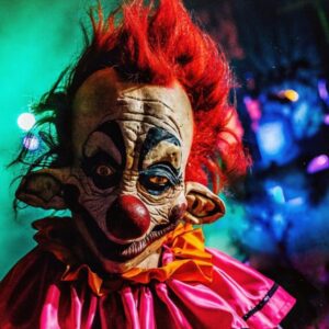 Emily Serpico Instagram - Incredible shot by the crazy talented @jared.clemons  Rudy 🍿 sculpted by @docfx13 molded and cast by @docfx13 and @theshenanigator painted and haired  by me  #Rudy #killerklownsfromouterspace #killerclowns #hhn28