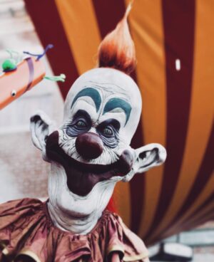Emily Serpico Instagram - Tall 🍿 I absolutely love this clown ❤️ sculpted by @docfx13 cast by @theshenanigator painted by @sjmascofx  and haired by me photographed by @attebery #killerklownsfromouterspace #killerklowns #hhn28