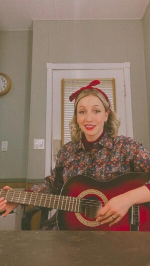 Emily Tennant Instagram - The guitar scene that never was. Ran out of time to film this one.. probably for the best 🤣 

(But thank you to my lovely friends for the lessons❤️ @leannelapp @joelbennet410)
