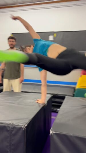 Emily Tung Instagram - Amazing energy from this training sesh @jamovement ! Haven’t experienced this in so long!! Thank you everyone who was there for inspiring me to create this line that I got to end with a back flip! What what! It also makes me extra happy when I can feel my breaking parkour tricking go together 😆 special thanks to @adam_meadows.pk for the moral support and 🎥 @project.k.o for always delivering reliable camera work!
.
.
.
.
#parkour #parkourgym #freerunning #parkourgirl #stuntgirl #stuntwoman #parkourtraining #martialartist #martialartsgirls #stuntpoc #gymnastics #tricking #bgirl #dancer #actiongirl #movementartist #breaking