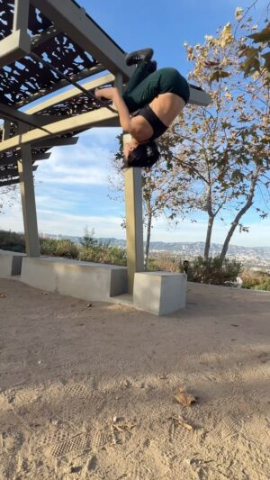 Emily Tung Instagram - Getting down on some bars with @lorenaparkour 😆💪🏻
.
.
.
.
#parkour #calisthenics #stuntwoman #losangeles #bars #girlswithmuscles #flyaway