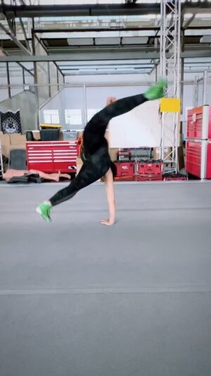 Emily Tung Instagram - Throwing down at @themonkeyvault I finally made it to the new gym and it’s so 🔥 🇨🇦 
🎥 @lorenaparkour 
.
.
.
.
#themonkeyvault #parkourgym #tricking #acro #gym #bgirl #athleisure #gains #training #breakdance #flips #gymnastics #calisthenics #kicking #kicks #tkdgirl #stuntwoman #stuntlife #stuntdouble #stuntpoc #stuntperformer #stuntman #actionactor #wushugirl #martialartstraining #martialartsgirls #trickinglife @euphoriatricking #taekwondo #martialartstricking #parkourgirl