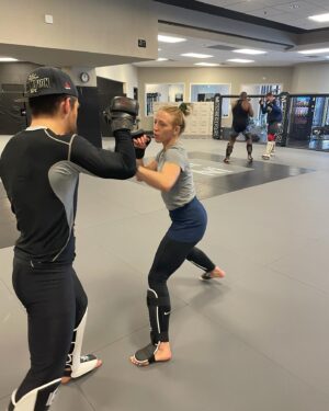 Emily Whitmire Instagram - Friday fun with @joker_gang35 👊 #mma #lasvegas #syndicate #gym #ufc #striking #drills #drillersmakekillers