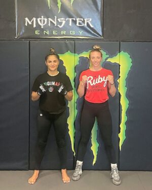 Emily Whitmire Instagram - After being friends for a couple years we are finally training together!! Super excited we get to build each other in a new way 🖤👊 #mma #lasvegas #ufc #nv #syndicate #wmma #syndichicks #bjj #boxing