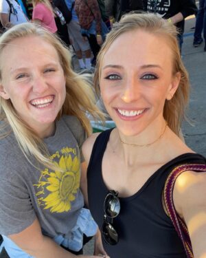 Emily Whitmire Instagram - @calivibesfest was AMAZING!! I’m so happy I got to share this memory with my dear friend @averysagery 💛 I’m so grateful for this life #calivibes2022 #california #music #festival #stickfigure #shaggy #slightlystoopid #commonkings #norules #livingtothefullest