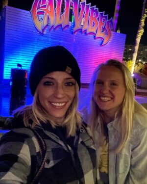 Emily Whitmire Instagram - @calivibesfest was AMAZING!! I’m so happy I got to share this memory with my dear friend @averysagery 💛 I’m so grateful for this life #calivibes2022 #california #music #festival #stickfigure #shaggy #slightlystoopid #commonkings #norules #livingtothefullest