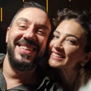 Emir Benderlioğlu Instagram - Yeni yılda sevdiklerinizle olun, onlara özen gösterin, saygılı ve ince bir iletişimi onlardan esirgemeyin, hayat karşınıza nasıl zorluklar çıkarırsa çıkartsın, sevdiğiniz ve sizi seven insanlar yanınızda oldukça ve sevginin değeri bilindikçe, sizi hiçbir kuvvet yıkamaz...Herkese barış, huzur, sağlık ve bereket dolu bir yıl dilerim...