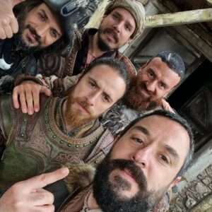 Emir Benderlioğlu Instagram - Yorulduk mu, yorulduk...Üşüdük mü üşüdük...peki şartlar ne kadar zor olursa olsun keyifle calıştık mı?Kesinlikle...Çünkü kamera önünde ve arkasında hep güzel insanlar vardı...Paylaştığım resimlerde olmayanlar alınmasın, 21 bölüm boyunca çalıştığım Barbaroslar:Akdeniz'in Kılıcı setindeki istisnasız tüm emekçilere tek tek selam olsun.... #barbaroslarakdenizinkılıcı #sezonfinali #pirireis @barbaroslardizi @trt1