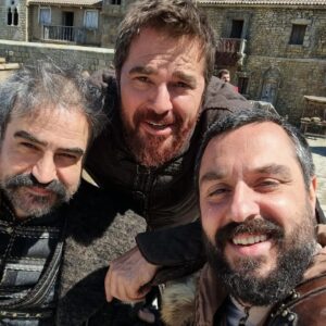 Emir Benderlioğlu Instagram - Yorulduk mu, yorulduk...Üşüdük mü üşüdük...peki şartlar ne kadar zor olursa olsun keyifle calıştık mı?Kesinlikle...Çünkü kamera önünde ve arkasında hep güzel insanlar vardı...Paylaştığım resimlerde olmayanlar alınmasın, 21 bölüm boyunca çalıştığım Barbaroslar:Akdeniz'in Kılıcı setindeki istisnasız tüm emekçilere tek tek selam olsun.... #barbaroslarakdenizinkılıcı #sezonfinali #pirireis @barbaroslardizi @trt1