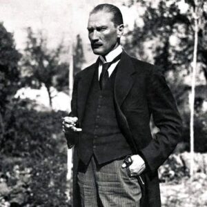 Emir Benderlioğlu Instagram - Atatürk çok yakışıklı bir adam ve son derece fotojenik bir liderdi. Fakat benim en sevdiğim fotoğrafı budur. Kendisinin ve kopmaz bağlarla tek vücut olduğu Türk ulusunun tum özelliklerini sergileyen bir resim...

"Türklüğün unutulmuş büyük medeni vasfı ve büyük medeni kabiliyeti, bundan sonraki gelişmesi ile geleceğin yüksek medeniyet ufkunda yeni bir güneş gibi doğacaktır." "Türk'ün haysiyeti, onuru ve kabiliyeti çok yüksek ve büyüktür." "Türk milleti güzel her şeyi her medeni şeyi, her yüksek şeyi sever, takdir eder."
Gazi Mustafa Kemal ATATÜRK

30 Ağustos Zafer Bayramı kutlu olsun 🇹🇷