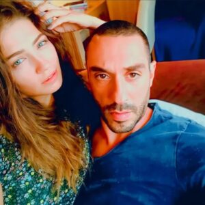 Emir Benderlioğlu Instagram - 2 Temmuz 2024 itibariyle tam olarak 14. seneyi doldurmuş olan evliliğimizde her sene olduğu gibi bu sene de diyorum ki: GÖNDER GELSİN....@cerenbenderlioglu seni çok seviyorum♥️