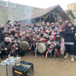 Emir Benderlioğlu Instagram - Yorulduk mu, yorulduk...Üşüdük mü üşüdük...peki şartlar ne kadar zor olursa olsun keyifle calıştık mı?Kesinlikle...Çünkü kamera önünde ve arkasında hep güzel insanlar vardı...Paylaştığım resimlerde olmayanlar alınmasın, 21 bölüm boyunca çalıştığım Barbaroslar:Akdeniz'in Kılıcı setindeki istisnasız tüm emekçilere tek tek selam olsun.... #barbaroslarakdenizinkılıcı #sezonfinali #pirireis @barbaroslardizi @trt1