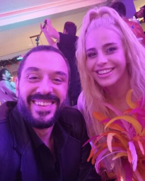 Emir Benderlioğlu Instagram - Küçücük bir parçası olmanın bile dünyalara bedel olduğu, beraber eşsiz zamanlar geçirdiğim bu ekibi, 30 Aralıktan itibaren @disneyplustr 'de evinize davet etmeyi şiddetle tavsiye ediyorum....
@gulsebir @aciktan @alinaboz @sebnembozoklu @borankuzum @fatihartman @mcengizbozkurt @busrapekin @deryakaradas1 @iremsak @alicanyucesoy @aytasozeri @enistesigelmis @nazmisinan @kubilayqbtuncer @zeyneptroil @bkmonline