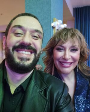 Emir Benderlioğlu Instagram - Küçücük bir parçası olmanın bile dünyalara bedel olduğu, beraber eşsiz zamanlar geçirdiğim bu ekibi, 30 Aralıktan itibaren @disneyplustr 'de evinize davet etmeyi şiddetle tavsiye ediyorum....
@gulsebir @aciktan @alinaboz @sebnembozoklu @borankuzum @fatihartman @mcengizbozkurt @busrapekin @deryakaradas1 @iremsak @alicanyucesoy @aytasozeri @enistesigelmis @nazmisinan @kubilayqbtuncer @zeyneptroil @bkmonline