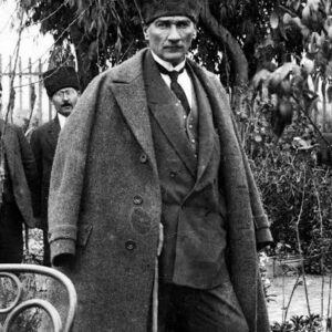 Emir Benderlioğlu Instagram - 84 yıl önce, bilinen dünya tarihinin gördüğü en muazzam ruhlardan birini Tanrı yanına aldı. Bedenindeki tüm acıları dindirecek bir huzura kavuşmakla, neredeyse çocukluğundan itibaren tüm benliğini, özgürlüğe ve umut dolu bir geleceğe ulaşması için armağan ettiği Türk ulusunu arkasında bırakma endişesi arasında bir ikilemdi belki de ölüm onun için. Ölümden korkmayacak bir manevi kudret mertebesinde olduğunu gençlik yıllarından itibaren defalarca göstermiştir. Onun için, vatani görevini her ne düzeyde olsun aksatmak, ölümden çok daha kederli bir durumdur. Geleceğin büyüklerinin bu bilinçle yetişmesini istedi. Atatürk toplumu artık şunu anlamalı ve fikir bütünlüğü göstermelidir: YURT, ONU OLUŞTURAN BİREYLERİN, ONUN BÜTÜNLÜGÜNÜ VE GÜVENLİĞİNİ HER NE PAHASINA OLURSA OLSUN,KORUMANIN, DİĞER TÜM BİREYSEL İNANÇLARDAN ÖNCE GELEN EN ULVİ MANEVİ DEĞER OLDUĞUNU ANLAMIŞ BİREYLERLE MÜTEŞEKKİL OLUR. YURT BİZİM EVİMİZDİR, EVİMİZ, NAMUSUMUZDUR. Gazi Mustafa Kemal Atatürk, insan namusunun, en muazzam dünyevi kazançlardan çok daha önemli olduğunu ve Büyük Türk Ulusu'nun bunun bilincinde olan bireylerden oluştuğunu tüm dünyaya göstermiştir.
Bugün, onun ve bizlere bu özgür vatanı miras bırakan kahramanların izinden gitmek, miraslarını yaşatmak, bu büyük devrimi anlamak ve değerini bilmek, bizlere düşen en büyük sorumluluktur.
#MustafaKemalAtatürk #10Kasım